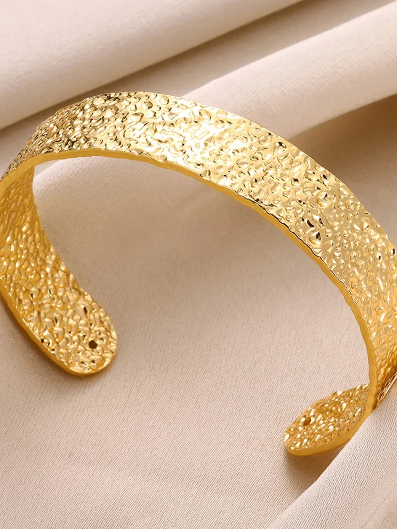 Exquisite Classic Cuff Bracelet - VEYAROSE
