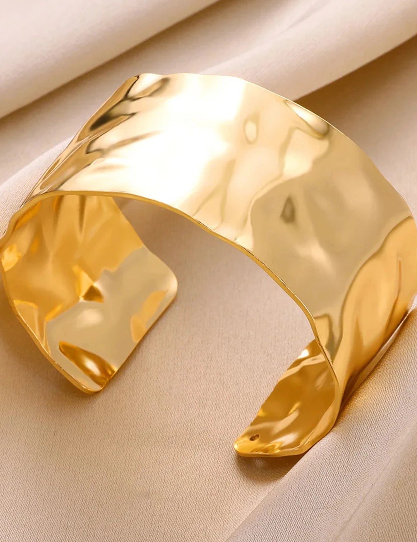 Exquisite Classic Cuff Bracelet - VEYAROSE