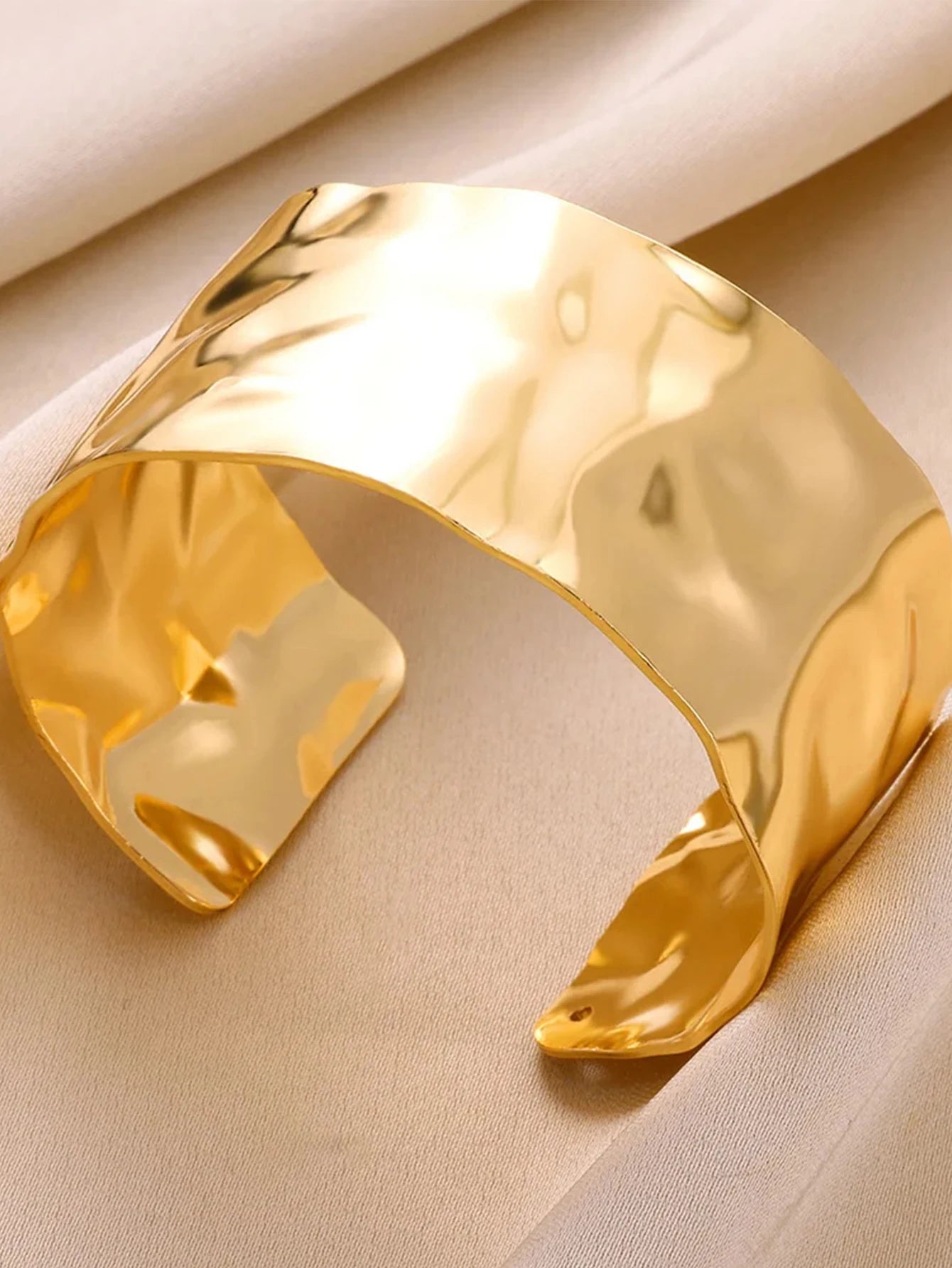Exquisite Classic Cuff Bracelet - VEYAROSE